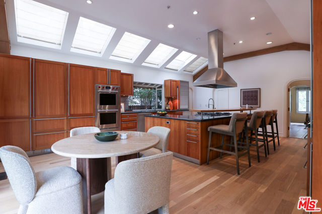 628 N Elm Drive, Beverly Hills CA: https://media.crmls.org/mediaz/a91a06b5-b237-4c89-8108-e44c90080b04.jpg