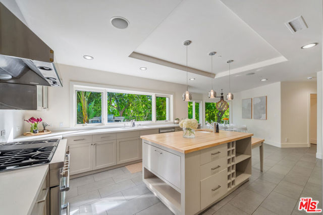 10148 Angelo Circle, Beverly Hills CA: https://media.crmls.org/mediaz/a91a2626-9fcf-46fd-9aa2-21099f8ac6df.jpg