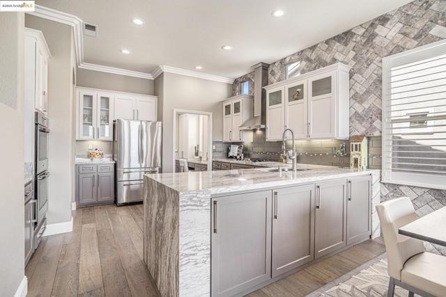 452 Tayberry Ln, Brentwood CA: https://media.crmls.org/mediaz/a91bd518-a55f-4a37-8de2-5936b71142e8.jpg