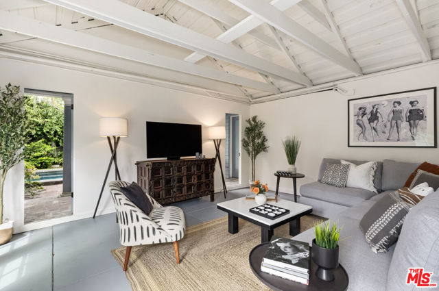 232 N Arden Boulevard, Los Angeles CA: https://media.crmls.org/mediaz/a91d1d32-6a1b-45bc-ab79-63204d41f80e.jpg
