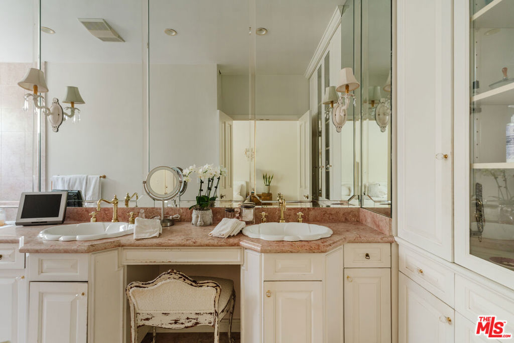 https://media.crmls.org/mediaz/a91d4bfa-bcda-4b24-8901-fd89d8f55c6a.jpg?preset=X-Large