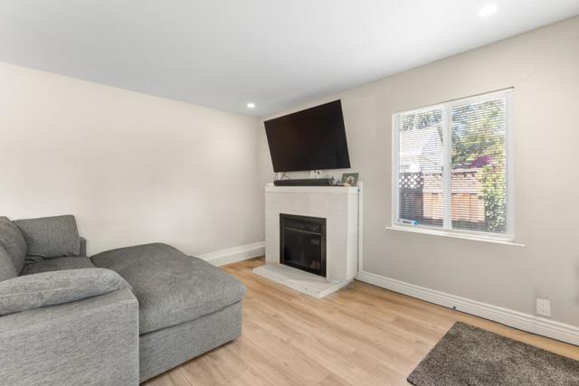 4 Athlone Way, Menlo Park CA: https://media.crmls.org/mediaz/a91d9953-cc9b-4cc3-b531-15e0a71c82a2.jpg