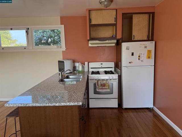 2103 Visalia Ave, Richmond CA: https://media.crmls.org/mediaz/a92119a0-724a-4d5f-976f-374946c303a5.jpg
