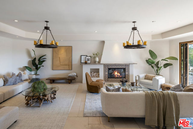 1921 Bel Air Road, Los Angeles CA: https://media.crmls.org/mediaz/a9213975-28e7-4d36-a76d-b96c0257061c.jpg