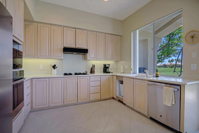 425 Desert Holly Drive, Palm Desert CA: https://media.crmls.org/mediaz/a92216a0-5924-4702-9236-a96d7c1e65a2.jpg