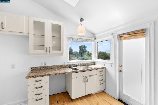 39 Anson Way, Kensington CA: https://media.crmls.org/mediaz/a9225928-ae28-461f-9fe9-afd94cfa79ad.jpg