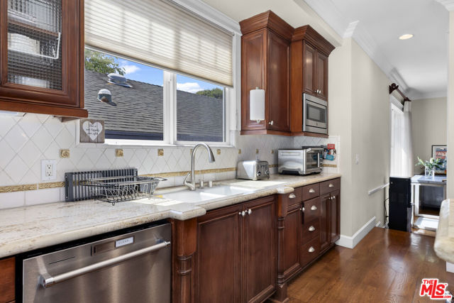 1712 CURTIS Avenue, Manhattan Beach CA: https://media.crmls.org/mediaz/a92268a7-2d0b-4c88-8dc2-88a15505f8b7.jpg