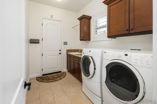 15674 Via Santa Pradera, San Diego CA: https://media.crmls.org/mediaz/a922a0e5-cdf2-461d-9662-95f10eee2b43.jpg
