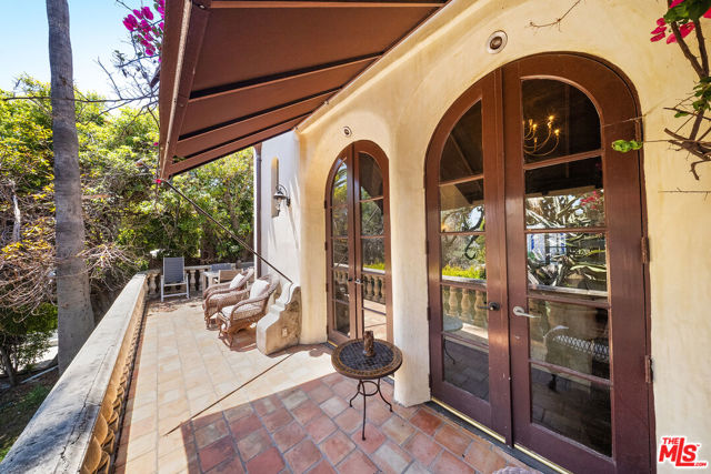 6615 Emmet Terrace, Los Angeles CA: https://media.crmls.org/mediaz/a924c68b-374a-4c0c-be72-00fb685bced6.jpg