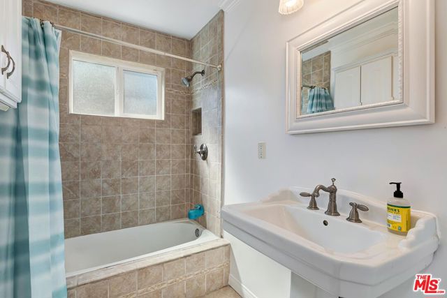 3504 Redwood Avenue, Los Angeles CA: https://media.crmls.org/mediaz/a925235f-3926-4e0b-9c90-db9dac9cfdaf.jpg