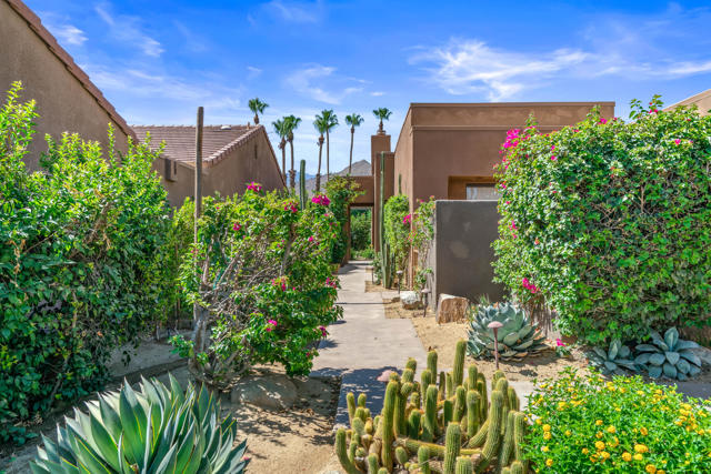 73259 Boxthorn Lane, Palm Desert CA: https://media.crmls.org/mediaz/a92557f1-506f-4b38-ad7a-6bc7a5ad180a.jpg