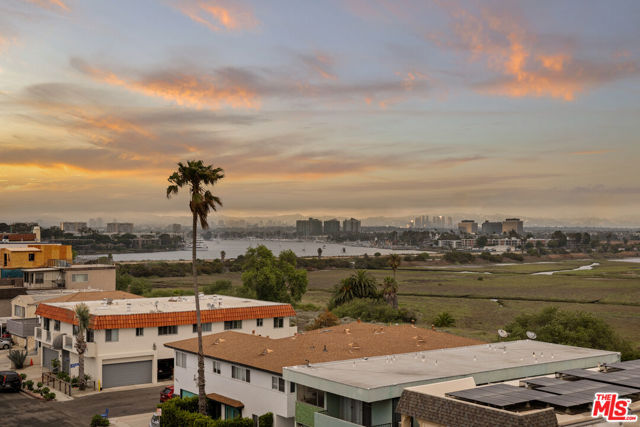 6624 Vista Del Mar, Playa del Rey CA: https://media.crmls.org/mediaz/a926220b-701c-49dd-ba3a-ef9c48003c33.jpg