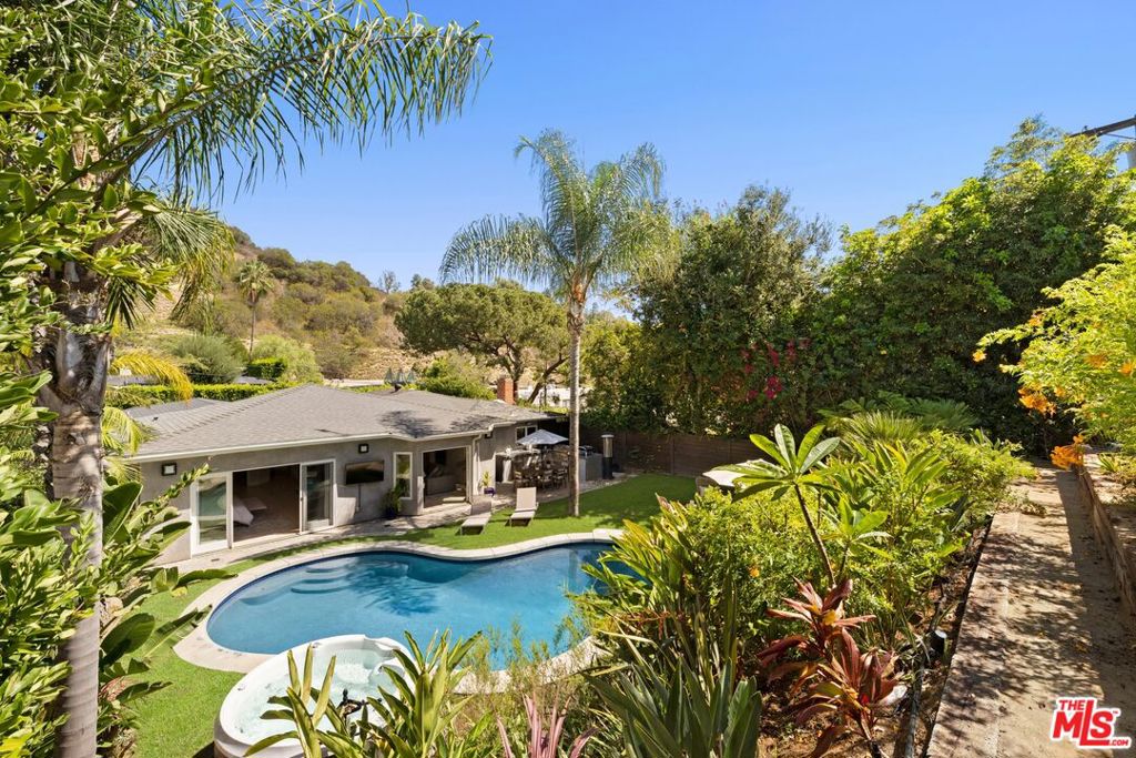 8142 Amor Road — Contemporary