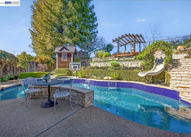 Image 38 of 60 For 976 Richard Ln