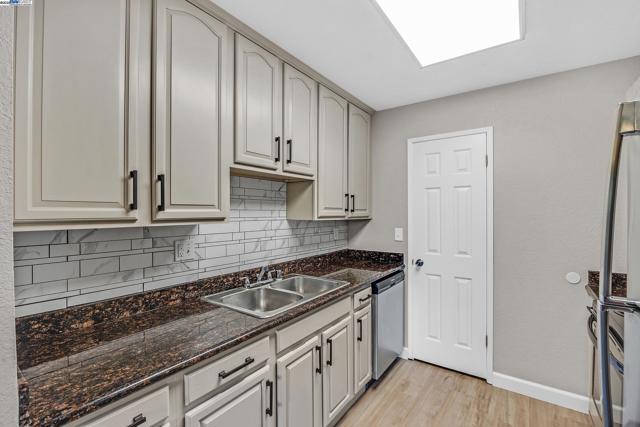 394 Caliente Dr, San Leandro CA: https://media.crmls.org/mediaz/a92e922a-a79d-40ef-a935-d9dbb123b6c6.jpg