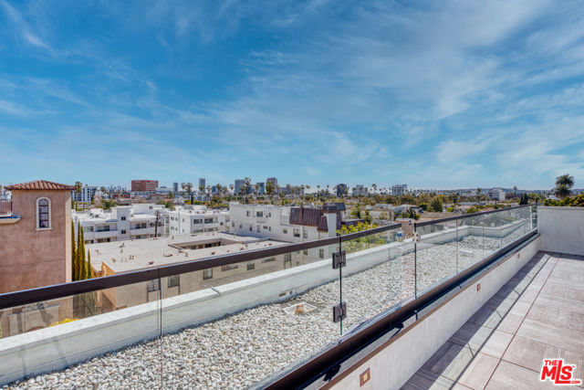 411 S Hamel Road, Los Angeles CA: https://media.crmls.org/mediaz/a92f6e9f-38c8-402b-a978-01f83cc88492.jpg