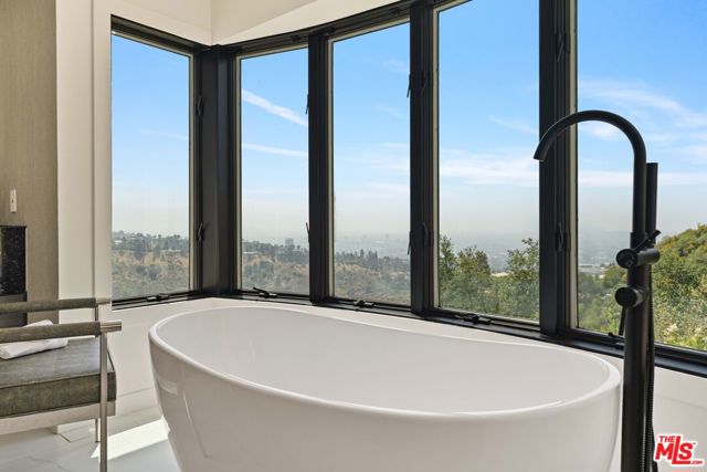 1648 Summitridge, Beverly Hills CA: https://media.crmls.org/mediaz/a93246c8-8e0a-4a68-b3df-0d22efd9e300.jpg