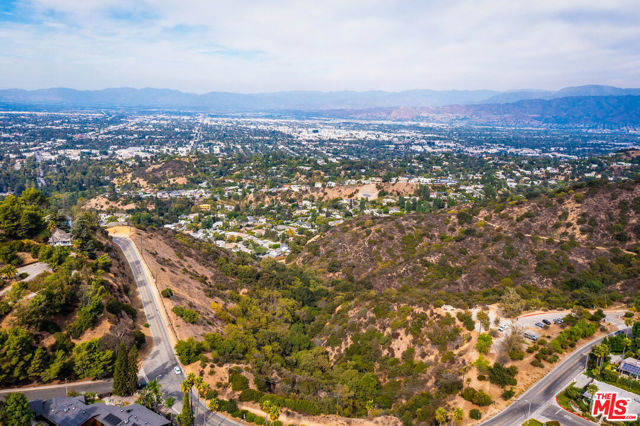 8545 Charl Lane, Los Angeles CA: https://media.crmls.org/mediaz/a9333ed8-e496-4f86-ad70-a955a6bea76e.jpg