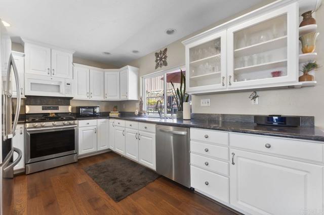 4331 Summit Drive, La Mesa CA: https://media.crmls.org/mediaz/a9335c57-c318-4688-ba4b-7ff82a102e38.jpg