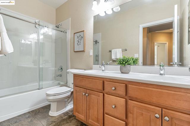 43 Sorrel Ct, Oakley CA: https://media.crmls.org/mediaz/a933d398-12b0-4487-9424-bf4f8ab7fc18.jpg