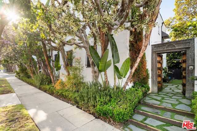 500 N Genesee Avenue, Los Angeles CA: https://media.crmls.org/mediaz/a93407d9-ad12-410d-87da-eda99f2e4879.jpg