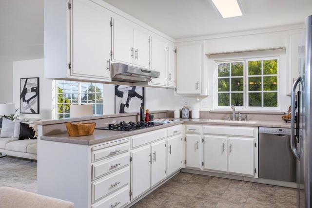 40 Alameda De Las Pulgas, Redwood City CA: https://media.crmls.org/mediaz/a9344609-0592-4466-ab9d-313ad5c8bc47.jpg