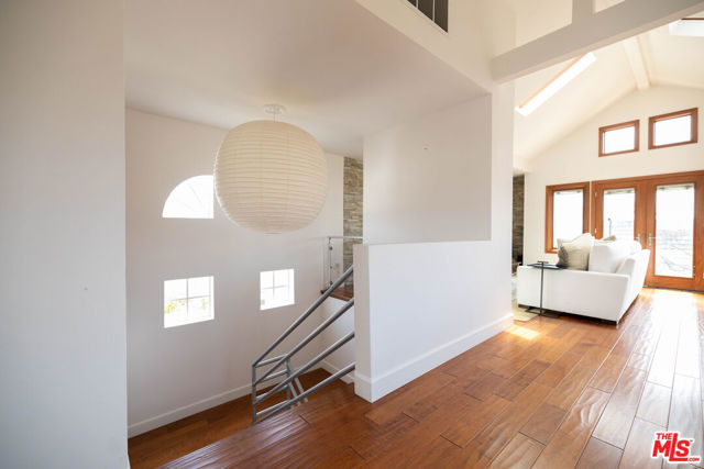 6644 Vista Del Mar, Playa del Rey CA: https://media.crmls.org/mediaz/a9349af4-e04f-4820-8619-08aff0c15b30.jpg