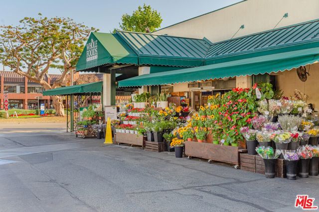 11928 Kiowa Avenue, Los Angeles CA: https://media.crmls.org/mediaz/a93586a7-419f-444f-894e-6e77e244c879.jpg