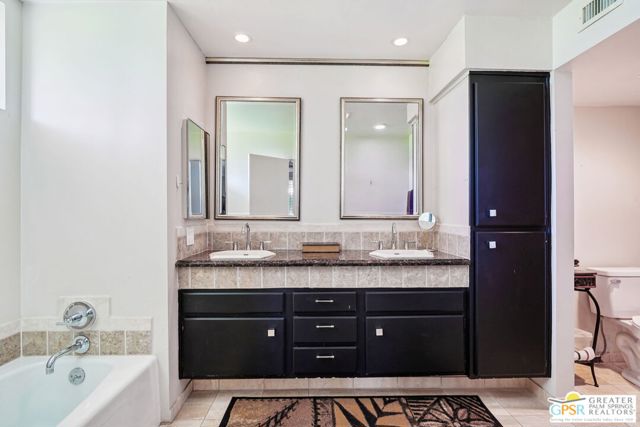 1445 Via Isla, Palm Springs CA: https://media.crmls.org/mediaz/a9358824-0629-4edf-a682-0bf24e7c11e1.jpg