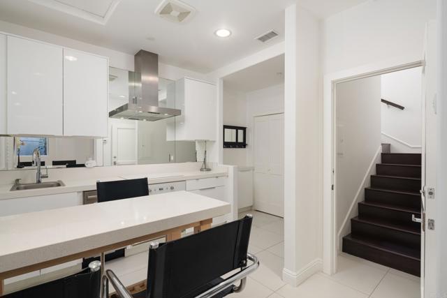 Detail Gallery Image 21 of 36 For 611 Stratford Ct, Del Mar,  CA 92014 - 2 Beds | 3/1 Baths