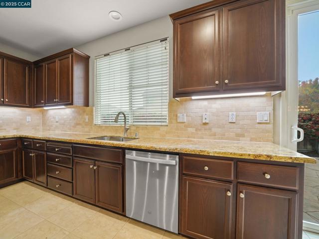 929 Painted Shore Court, Oakley CA: https://media.crmls.org/mediaz/a936c7c0-b4b7-452c-8657-350e91bfe3fb.jpg