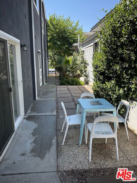648 N Grand Avenue, Los Angeles CA: https://media.crmls.org/mediaz/a937044a-733a-4c2f-9a3c-8a47bd35518a.jpg