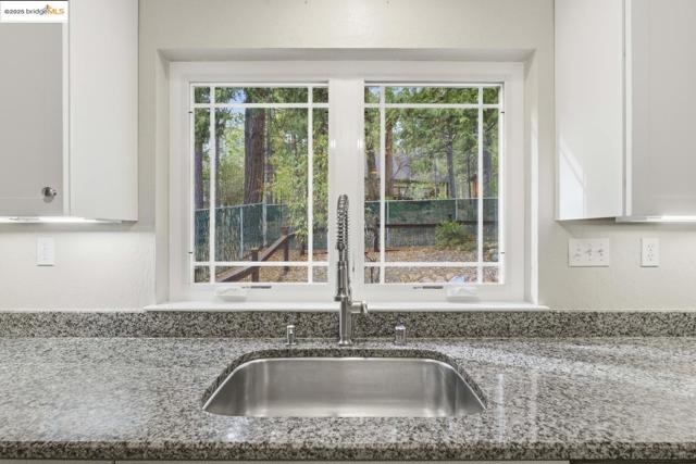 2136 Silver DR, Arnold CA: https://media.crmls.org/mediaz/a9375c4c-7da8-4cb2-a2d1-a3693d0b45bc.jpg