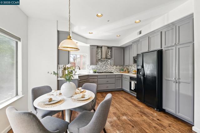 30300 Meridien Cir, Union City CA: https://media.crmls.org/mediaz/a9390051-71d7-411a-849a-670ae743a8d2.jpg