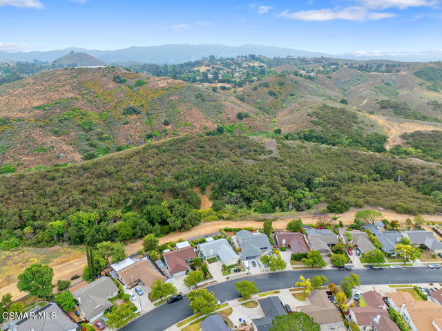 464 W Avenida De Las Flores, Thousand Oaks CA: https://media.crmls.org/mediaz/a93b34ec-0f10-46da-bf5e-62d38a4a5479.jpg