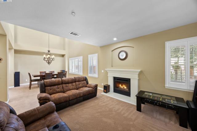 2132 Gold Poppy St, Brentwood CA: https://media.crmls.org/mediaz/a93b4d15-62cd-4fc3-b744-d2bf8d0b304a.jpg