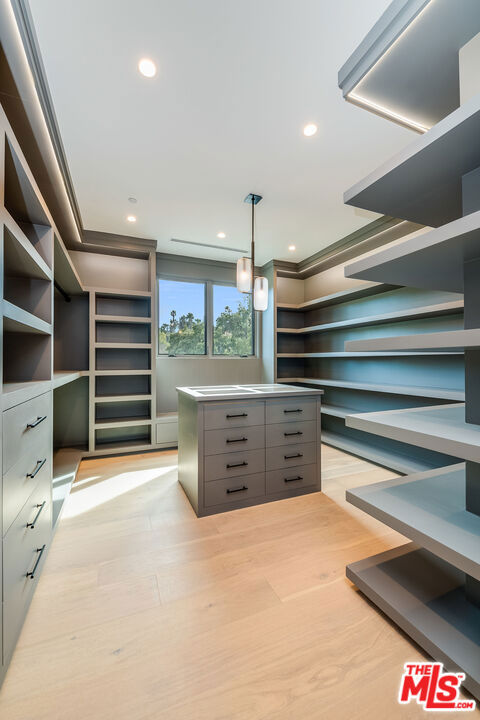 15907 Valley Vista Boulevard, Encino CA: https://media.crmls.org/mediaz/a93b556e-0059-4db1-86a5-5c4685cdbbe6.jpg
