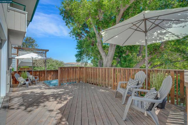 1027 W Arlington Way, Martinez CA: https://media.crmls.org/mediaz/a93c8abb-0496-4820-9d76-7135309bb290.jpg