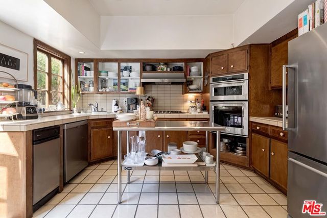1405 Washington Avenue, Santa Monica CA: https://media.crmls.org/mediaz/a93cbbab-7d4c-4d94-99fb-84f887c1e366.jpg