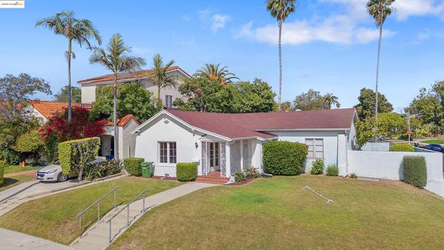 1136 S Ridgeley, Los Angeles CA: https://media.crmls.org/mediaz/a93d49d7-20d6-491c-95e2-a0cc7e77516f.jpg