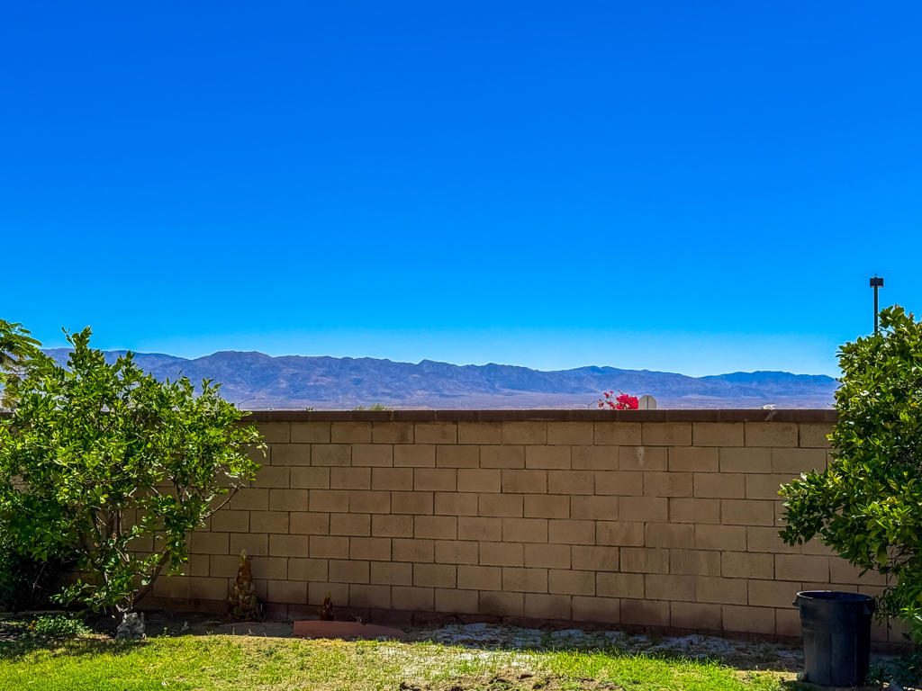 https://media.crmls.org/mediaz/a93def0d-12b7-4683-a988-050a343c7fc7.jpg?preset=X-Large