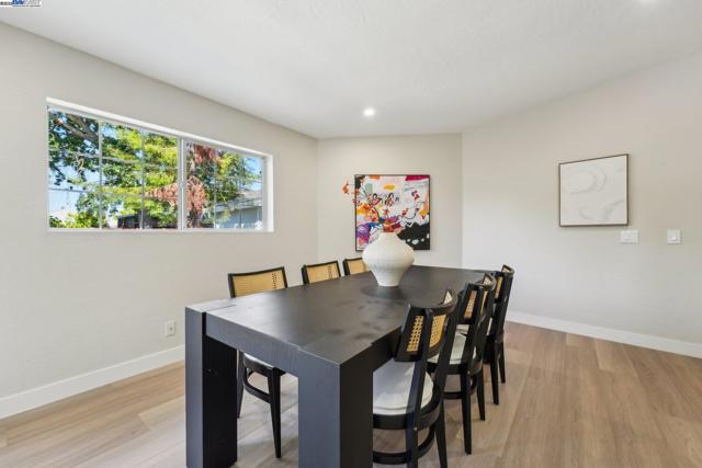 431 Alameda De Las Pulgas, Redwood City CA: https://media.crmls.org/mediaz/a93e13db-ff6d-4ce6-93fb-281b7d7b80b5.jpg