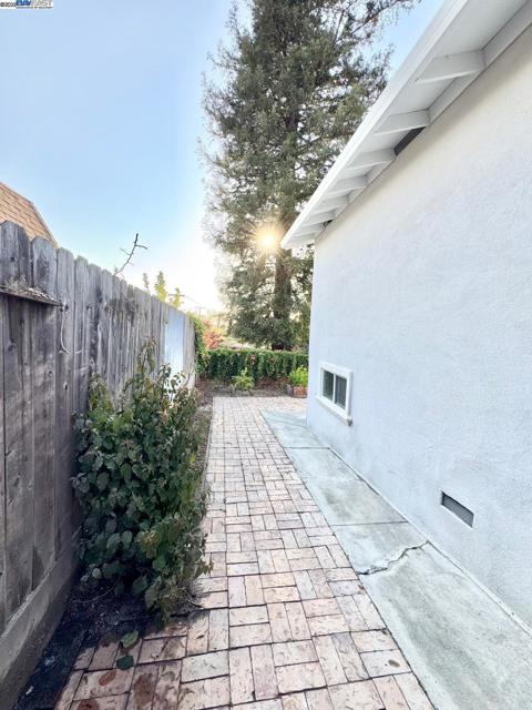 20595 Center St, Castro Valley CA: https://media.crmls.org/mediaz/a93f0532-e9c2-4e43-b1f4-0c9897962366.jpg