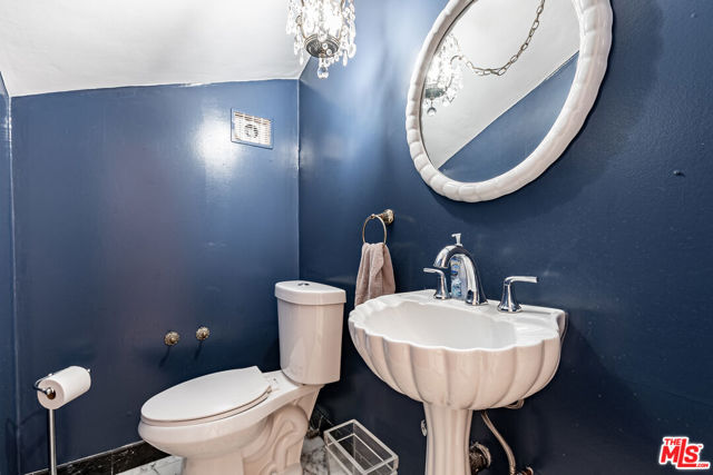 165 N Las Palmas Avenue, Los Angeles CA: https://media.crmls.org/mediaz/a940d6f8-a207-4fa7-9fad-c5b043672b5f.jpg