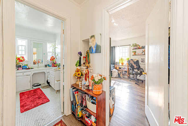 1618 S Burnside Avenue, Los Angeles CA: https://media.crmls.org/mediaz/a940ef8b-16df-4685-9f4a-3734d4860951.jpg