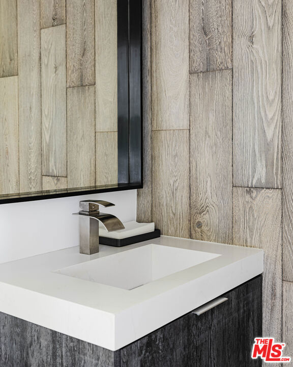 2532 Canyon Oak Dr, Los Angeles CA: https://media.crmls.org/mediaz/a942620a-7d09-41ed-be73-435b9dc5ccfd.jpg