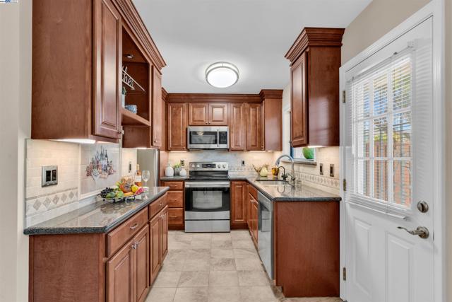 7602 Arbor Creek Cir, Dublin CA: https://media.crmls.org/mediaz/a94435e3-1da1-4625-acdb-b335f2e97abf.jpg