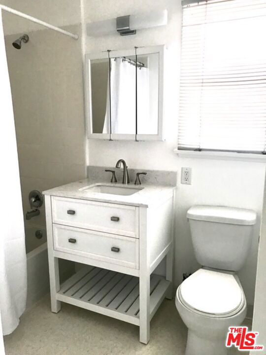 1453 S Westgate Avenue, Los Angeles CA: https://media.crmls.org/mediaz/a944532f-68ea-4296-97c9-98318132851b.jpg