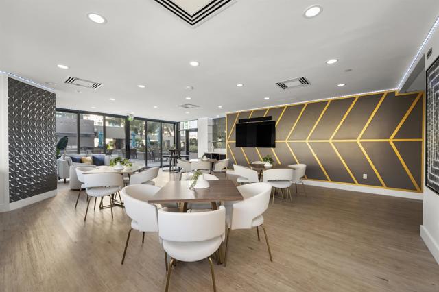 550 Front St, San Diego CA: https://media.crmls.org/mediaz/a944d791-f7ee-4f7f-80ee-b1504391be7e.jpg