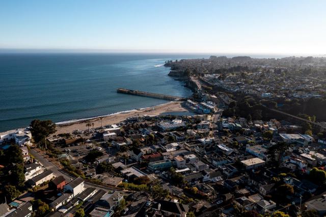 1890 Wharf Road, Capitola CA: https://media.crmls.org/mediaz/a944d833-85bb-4446-81e4-d36fba961f97.jpg